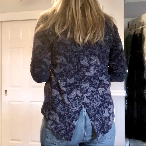 “Lucky Brand” notch collar, 3/4 sleeve navy & lt. blue print top - size M - Picture 2 of 12